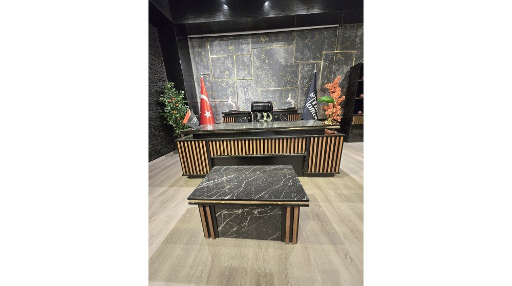 Tilia Gold lüks yönetici masa takımı, siyah mermer desenli tablası ve dikey ahşap çıtalı panelleri ile ofis ortamında A serisi Chester koltuklar ile sergileniyor.